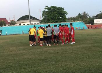 Buổi tập đầu tiên của đội tuyển tại sân chaoanuvong