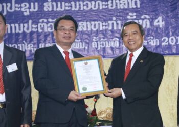 Hủa Phăn nhận bằng chứng nhận thương hiệu gạo nếp Kay Nọi