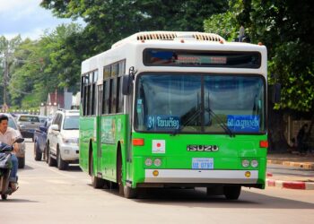 THỦ ĐÔ VIÊNG CHĂN MỞ HAI TUYẾN XE BUS PHỤC VỤ NHU CẦU ĐI LẠI HỘI THẠT LUỔNG