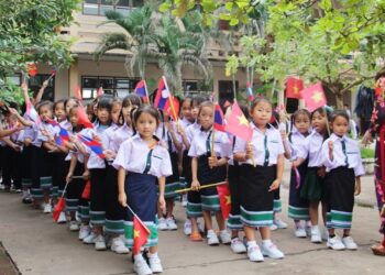 Nguyễn Du ngôi trường lớn nhất của Việt Nam tại Lào