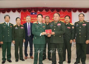 34. Bàn giao bộ phim về lịch sử Quân đội nhân dân Lào