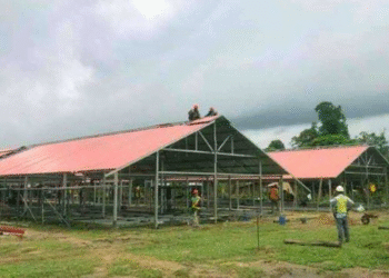 Công tác xây dựng nhà tạm cho người dân sau thảm họa vỡ đập vẫn chưa hoàn tất