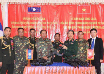 Bộ Quốc phòng Việt Nam bàn giao súng Galil ACE cho Lào