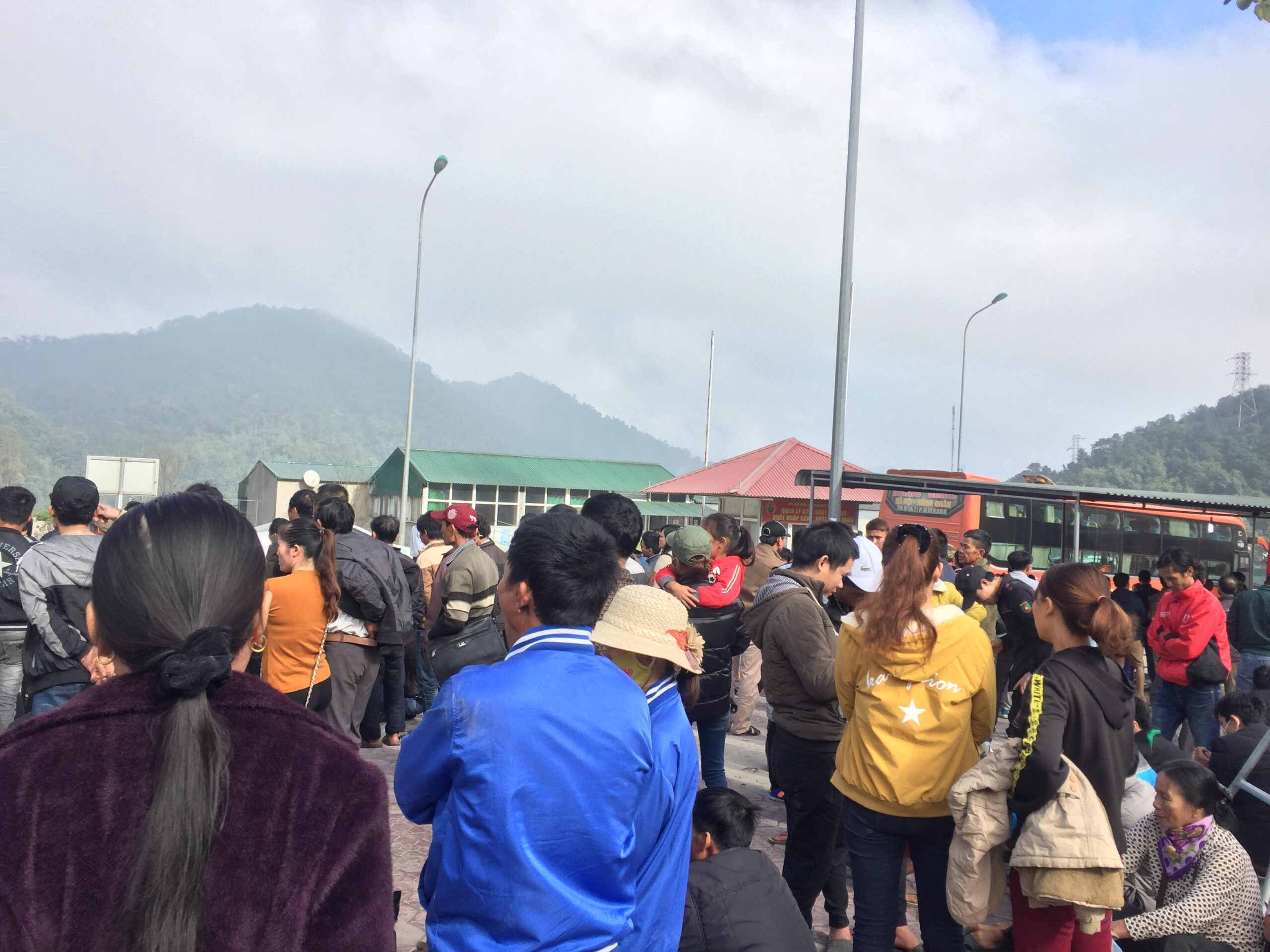Bà con người Việt ở Lào tấp nập về quê ăn tết