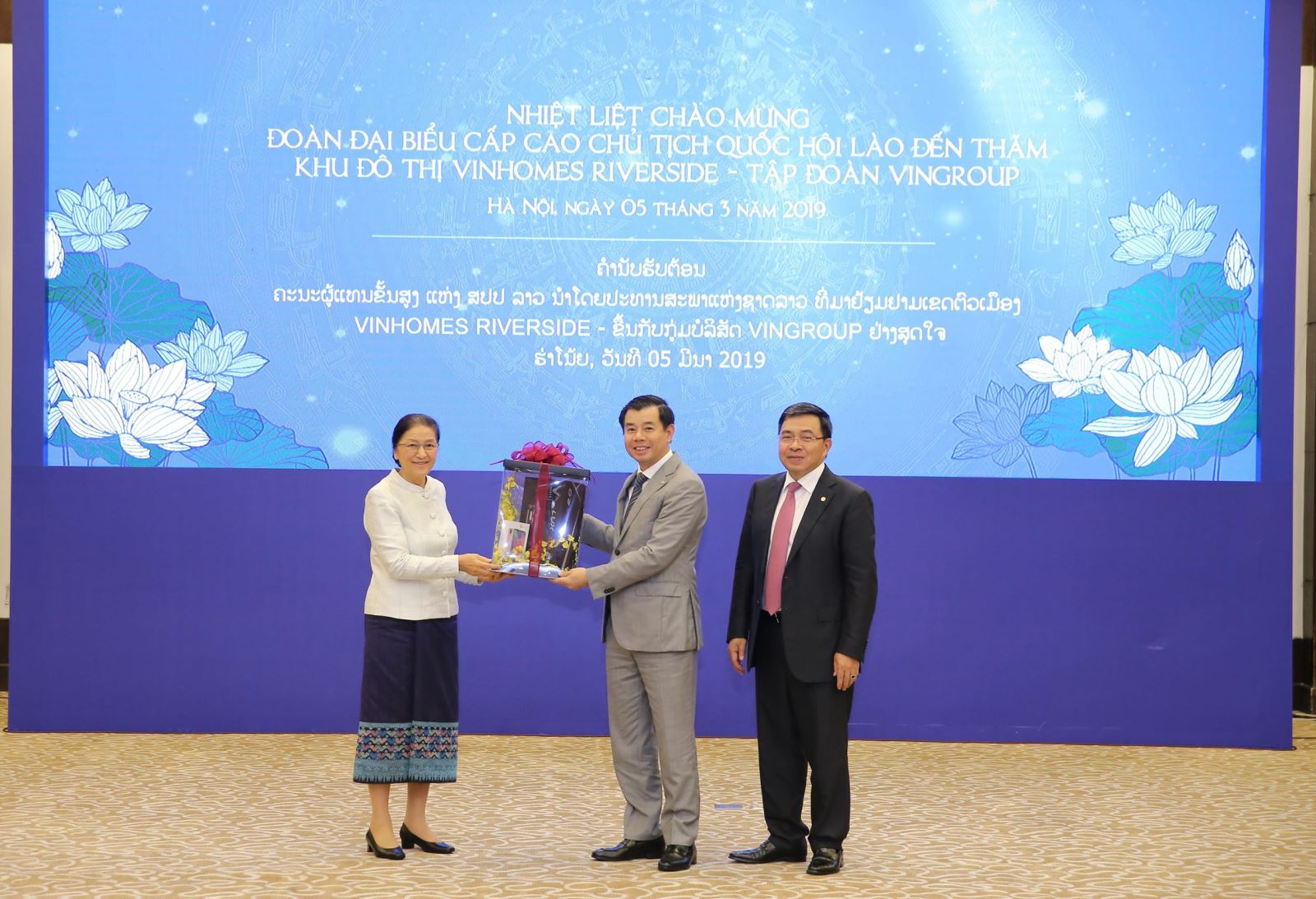 Chủ tịch Quốc hội Lào mong Vingroup sớm đầu tư sang đất nước Triệu Voi