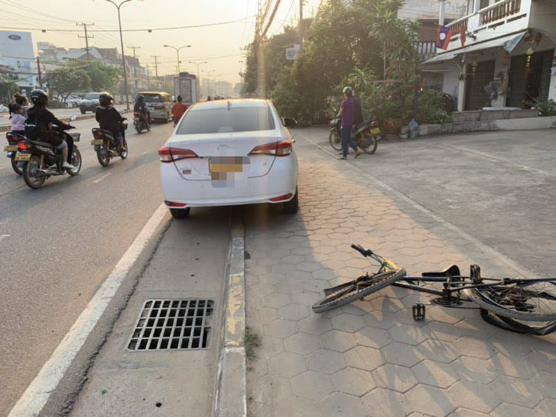 Một người Việt Nam đi xe đạp bị ô tô con đâm tử vong tại Thủ đô Viêng Chăn