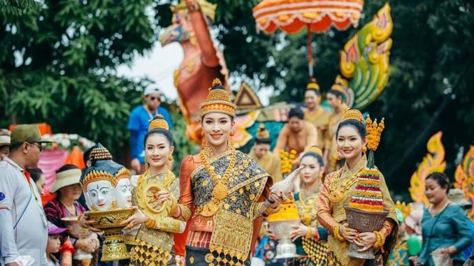 Chưa có cơ hội tham gia, hãy cùng nhìn lại khoảnh khắc đẹp lễ rước Nàng Chúa Xuân tại Luongphabang năm 2019