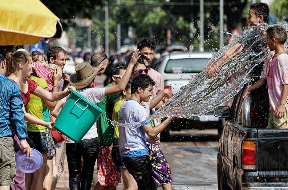 Công an thủ đô Viêng Chăn ra quy định, năm mới cấm nổ pháo, cấm ngồi thùng xe