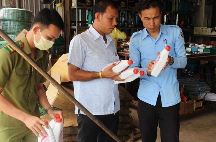 Tỉnh Khammuan thu giữ hàng nghìn lít dầu nhớt và phụ tùng xe giả của tiểu thương Trung Quốc và Việt Nam