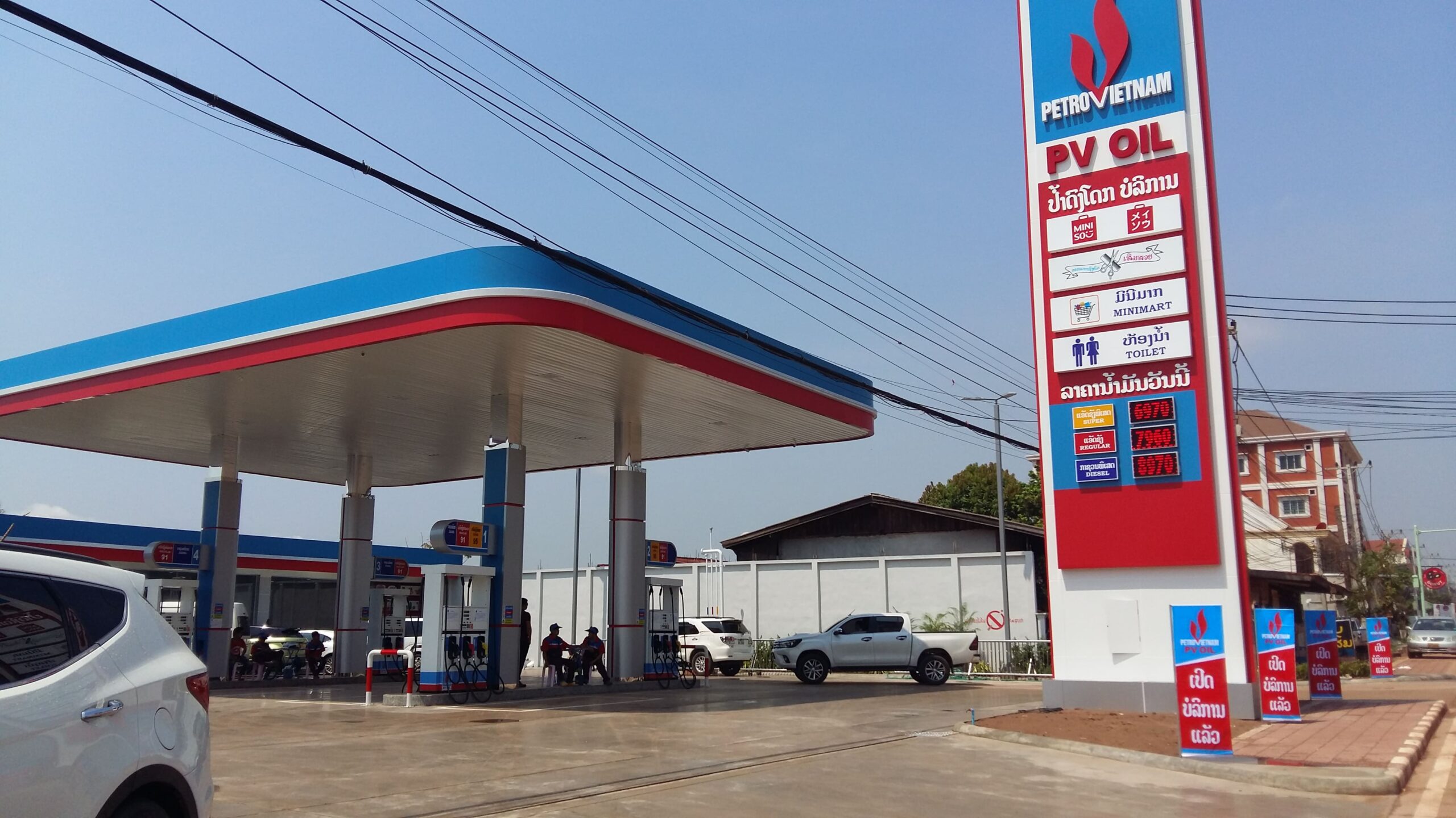 Từ ngày mai, giá xăng tại Lào giảm cực mạnh