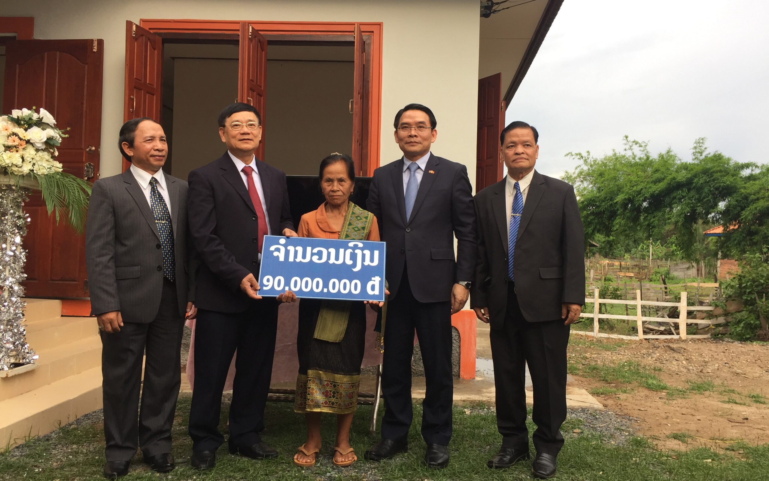 Trao tặng Nhà hữu nghị Việt Nam – Lào