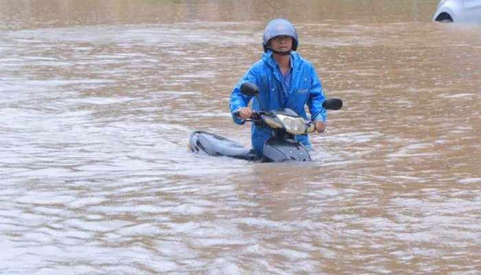 Chỉ mưa lớn ít giờ, thủ đô Vientiane lại ngập nặng