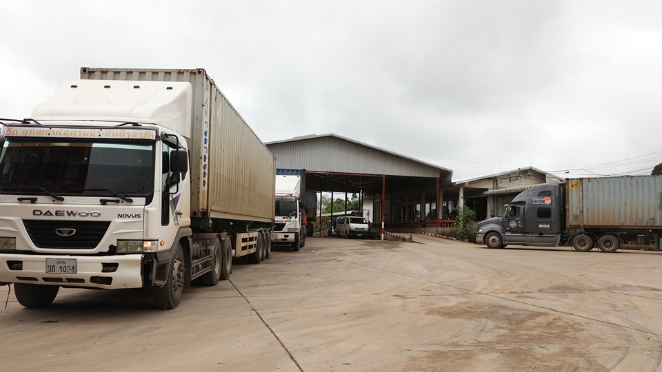 Lượng xăng dầu nhập khẩu vào Lào qua cửa khẩu Cầu Treo giảm sút