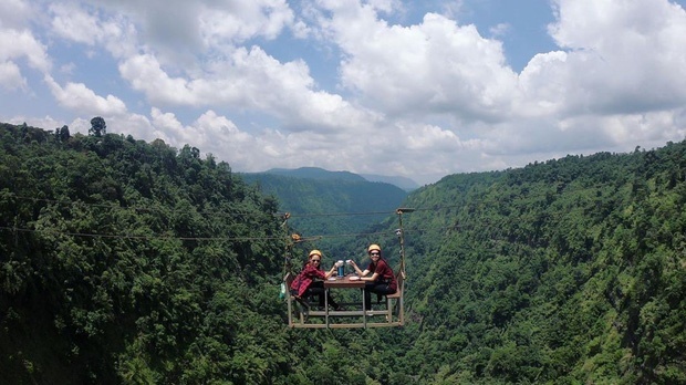 Đu đưa mắc võng, uống cà phê giữa lưng chừng trời tại thác nước đôi tuyệt đẹp ở Lào