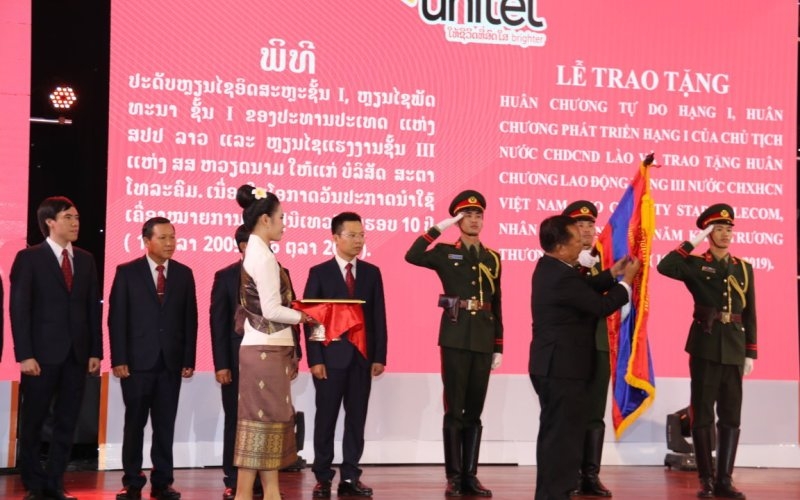 Lào trao Huân chương Isala hạng Nhất cho Star Telecom