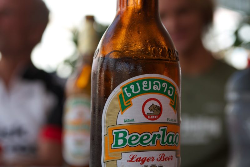 BeerLao thừa nhận để xuất hiện chất cặn bẩn trong chai bia