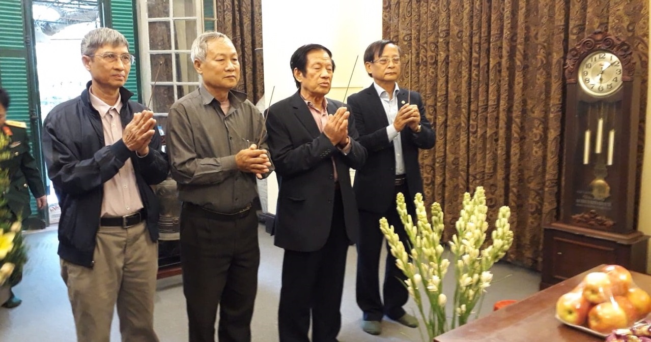 Dâng hương tưởng nhớ Đại tướng Võ Nguyên Giáp nhân kỷ niệm 75 năm ngày thành lập Quân đội Nhân dân Việt Nam