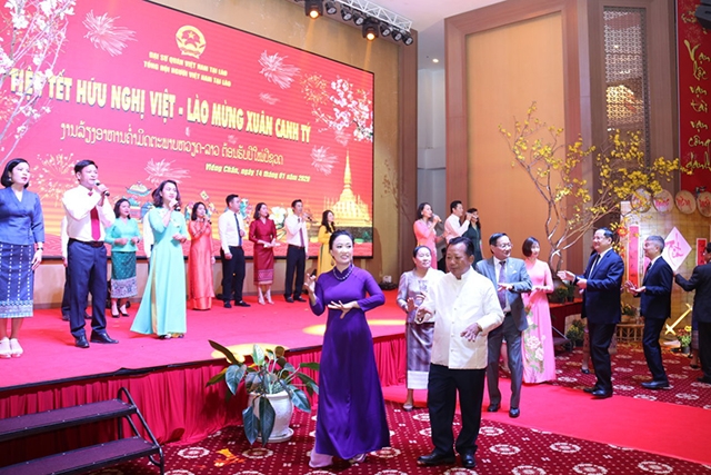 Đầm ấm Tết hữu nghị Việt - Lào, mừng Xuân Canh Tý
