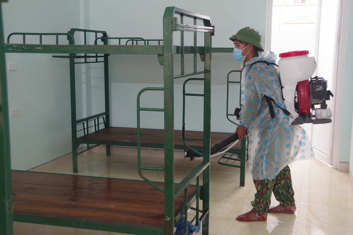 Bộ đội phun thuốc khử trùng khu cách ly đón công dân trở về. Ảnh: Võ Thạnh