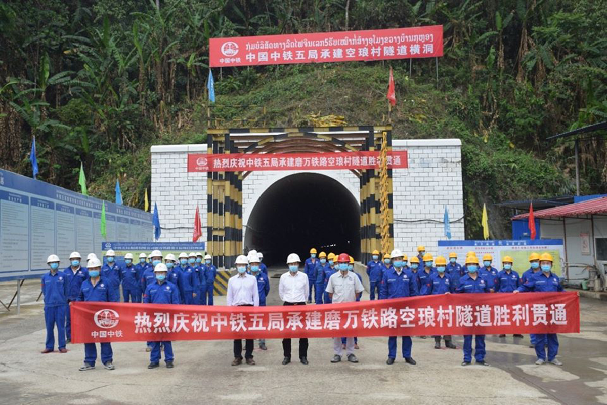 Hoàn thành thông hầm chui đường sắt Lào-Trung dài gần 10km