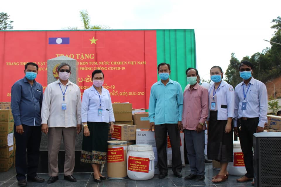 Các tỉnh của Việt Nam trao tặng vật tư y tế phục vụ công tác phòng chống dịch Covid-19 cho Lào