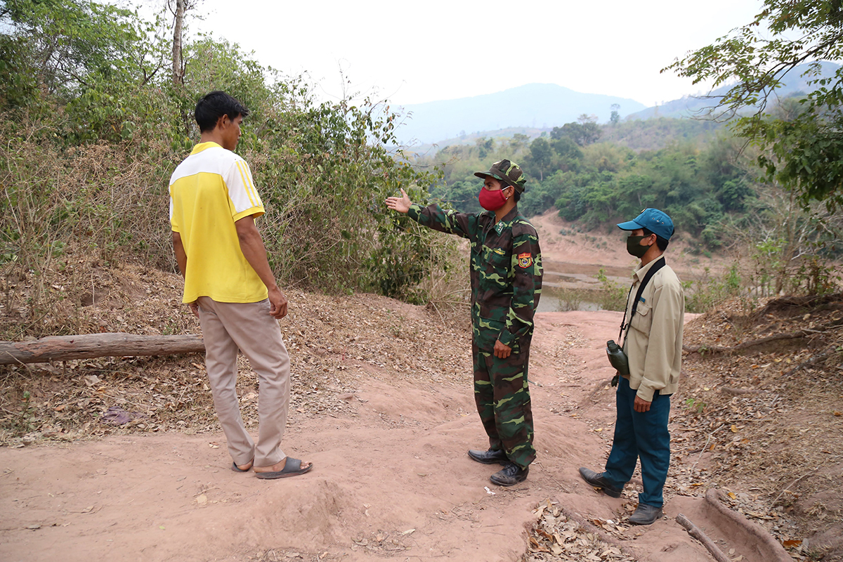 Biên phòng Quảng Trị ngăn một người dân có ý định sang Lào thăm người thân. Ảnh: Hoàng Táo