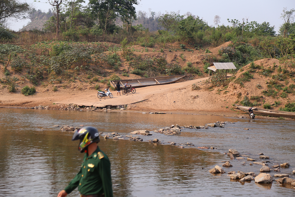 Nước sông Sê Pôn cạn khô khiến việc vượt biên từ Lào vào Việt Nam trở nên dễ dàng. Ảnh: Hoàng Táo