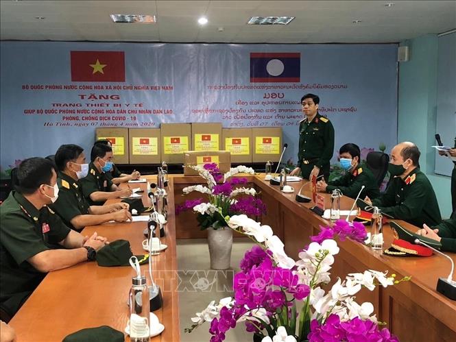 Bộ Quốc phòng Việt Nam gửi hàng viện trợ và cử chuyên gia y tế giúp Lào chống dịch COVID-19