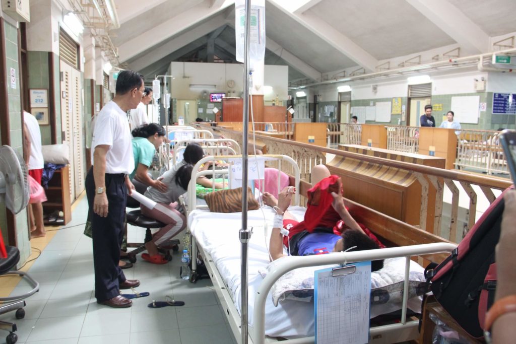 Người Lào ít đi bệnh viện do lo ngại dịch