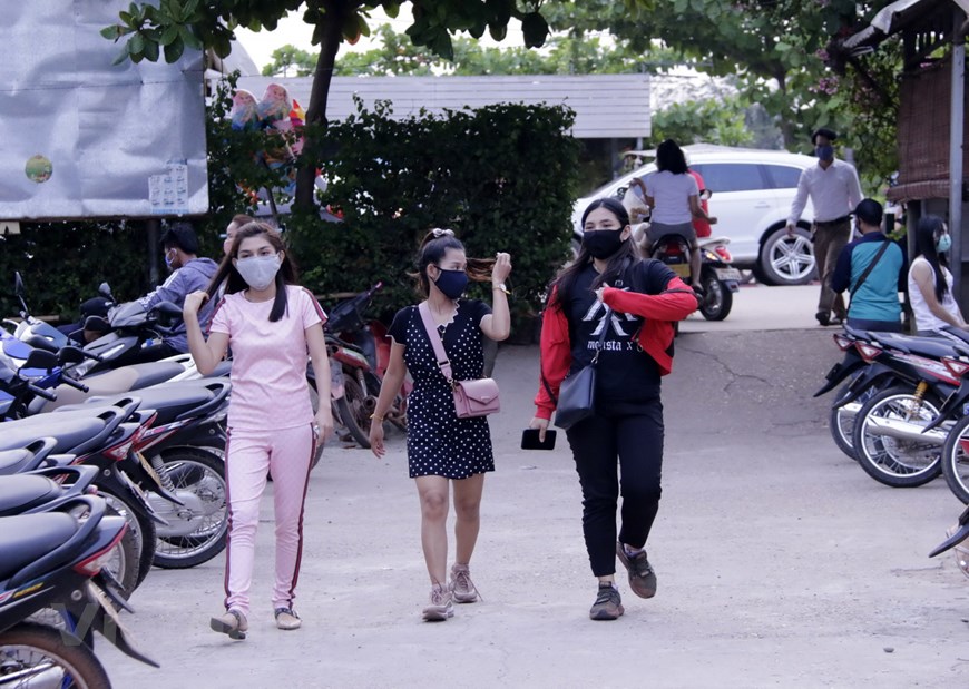 Người dân Lào thực hiện giãn cách xã hội chống dịch COVID-19