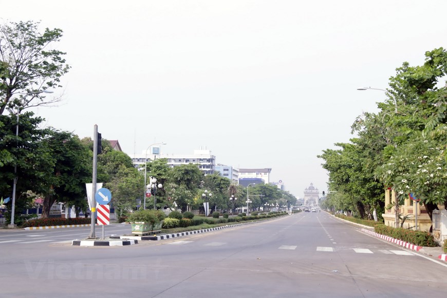 Người dân Lào thực hiện giãn cách xã hội chống dịch COVID-19