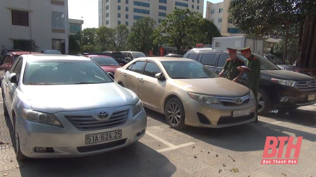 Liên tiếp phát hiện, thu giữ 10 xe ô tô nhập lậu từ Lào về Việt Nam