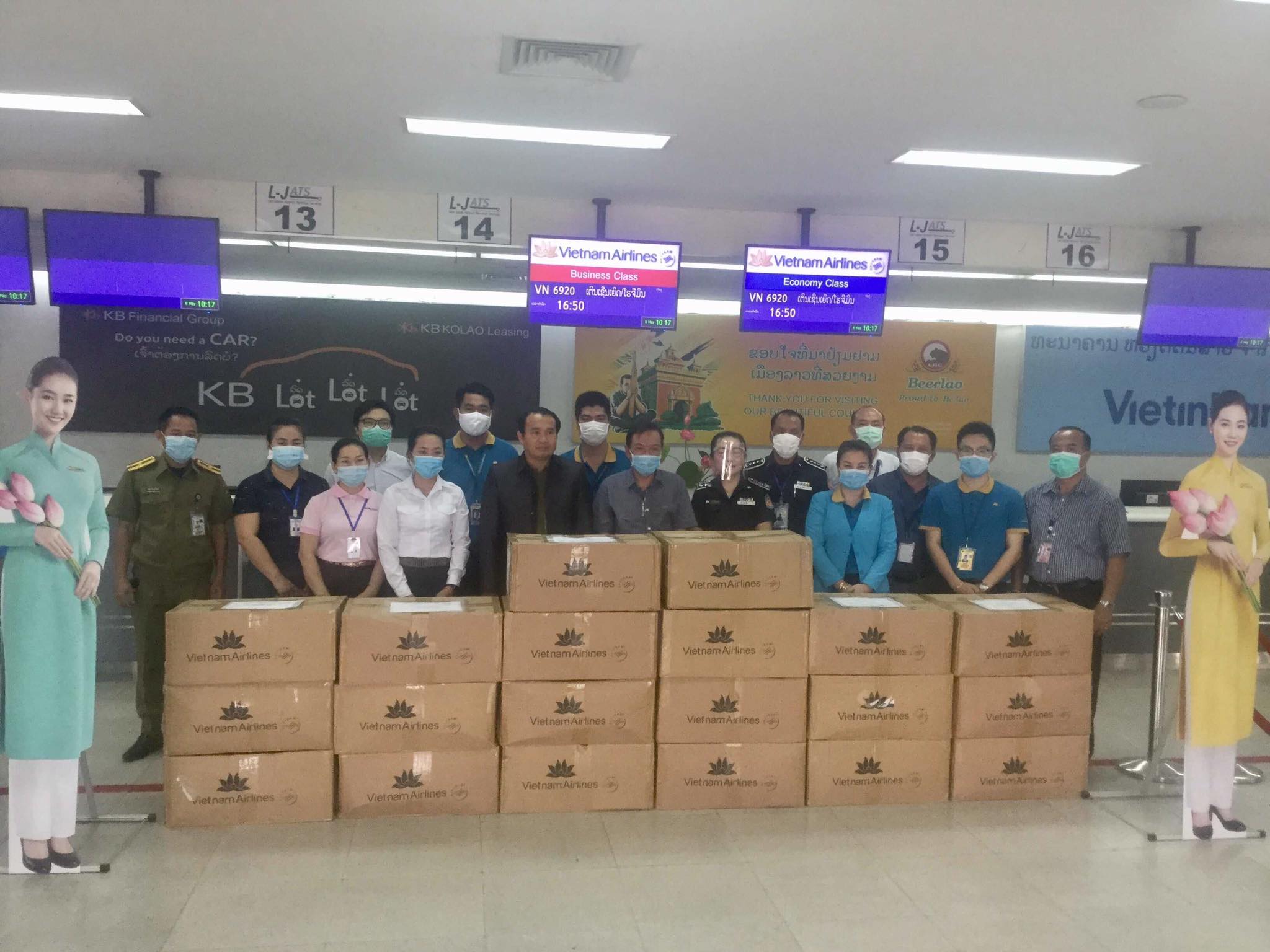 Vietnam Airlines hỗ trợ Úc đưa công dân về nước và trao tặng khẩu trang y tế cho Lào