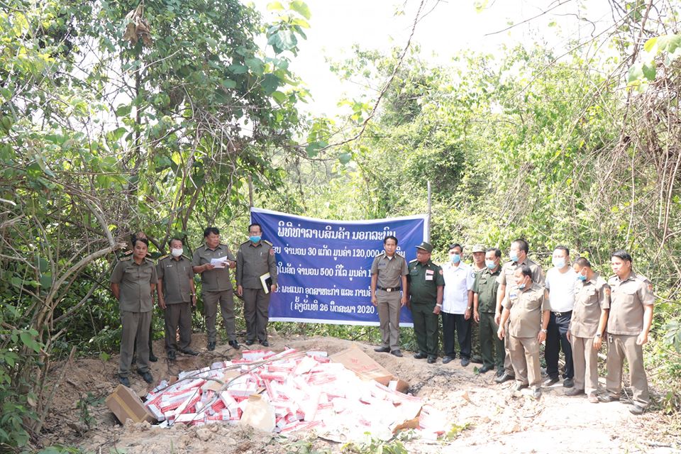 Vientiane tiêu hủy thuốc lá và nội tạng động vật nhập lậu