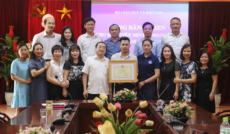 Bộ trưởng GD&ĐT tặng bằng khen cho sinh viên Lào cứu người đuối nước