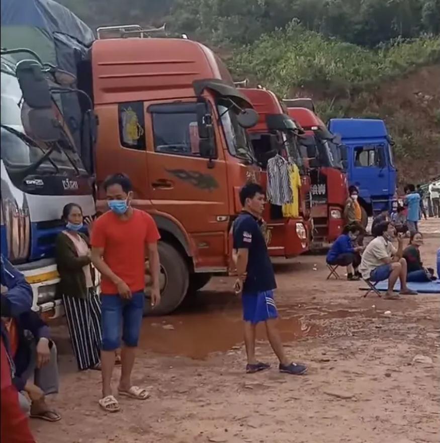 Tài xế Lào lái xe ngăn không cho xe Trung Quốc vào Lào tại cửa khẩu Boten, tỉnh Luang Namtha