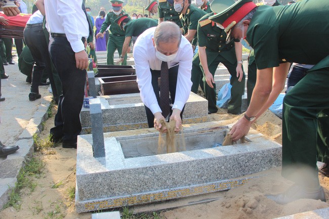 Truy điệu, an táng 31 bộ hài cốt liệt sĩ quy tập từ Lào về - Ảnh 2.