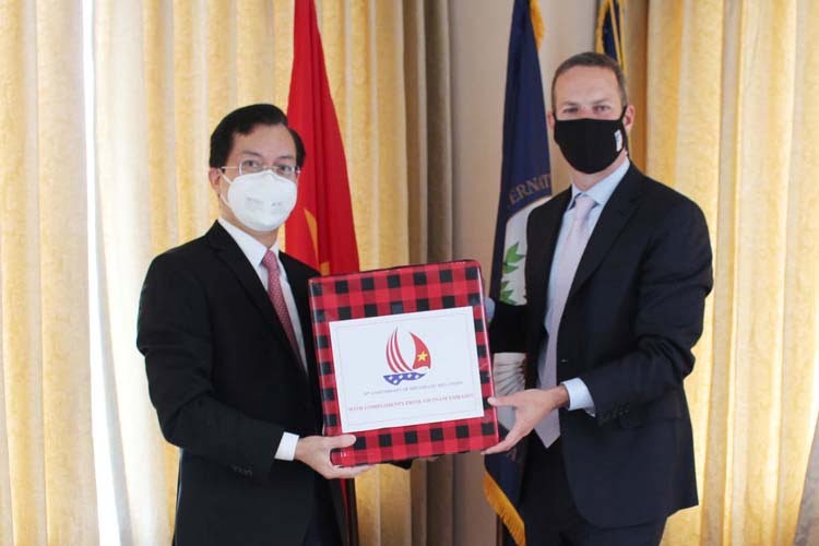 Đại sứ Việt Nam tại Mỹ Hà Kim Ngọc, trái, trao tặng khẩu trang cho ông Boehler tại Washington DC ngày 2/6. Ảnh: ĐSQVNTM.