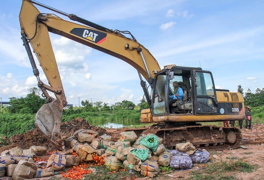 Thủ đô Vientiane tiêu hủy gần 7 tấn hàng nhập lậu