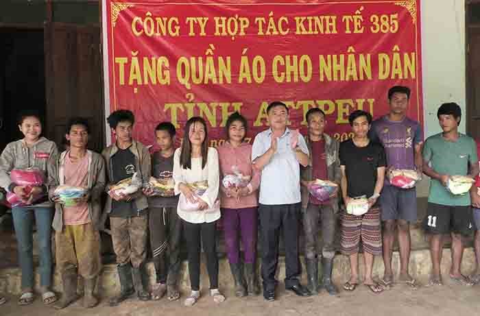 Thăm và trao tặng quà nhân dân nước bạn Lào