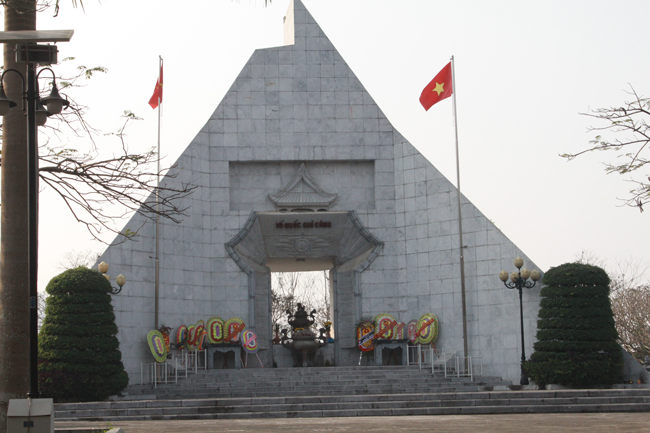 Thơ: Viết ở nghĩa trang