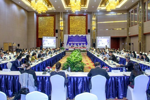 Lào xem xét tác động của Covid-19 đối với nền kinh tế