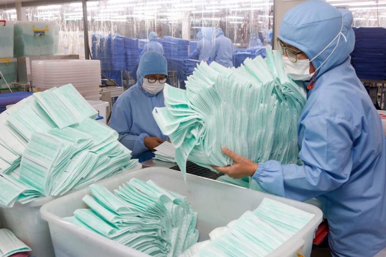 Doanh nghiệp sản xuất khẩu trang tại Lào khó cạnh tranh hàng lậu