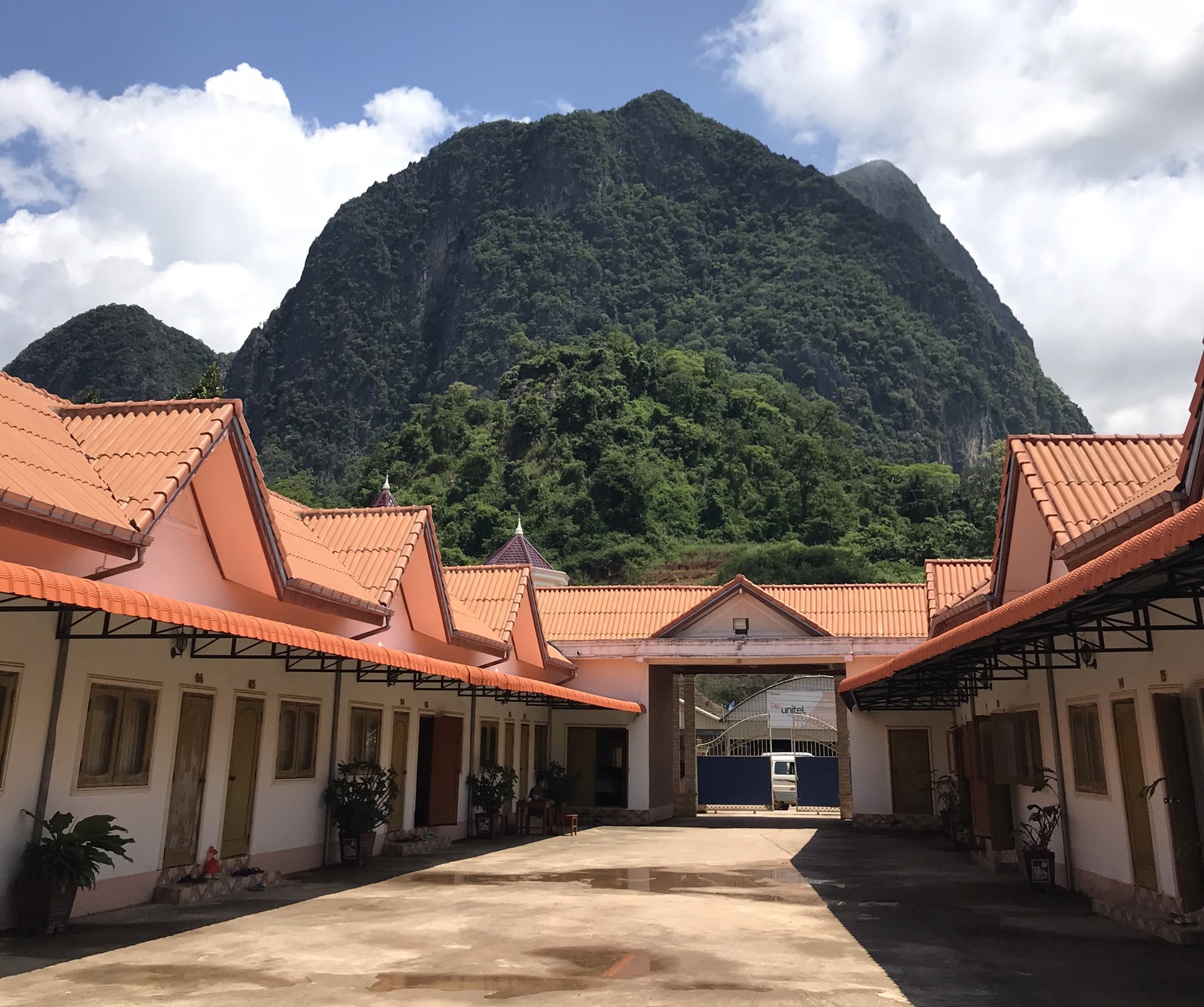 Sinh viên Việt Nam quay lại Lào để kịp hoàn thành chương trình học