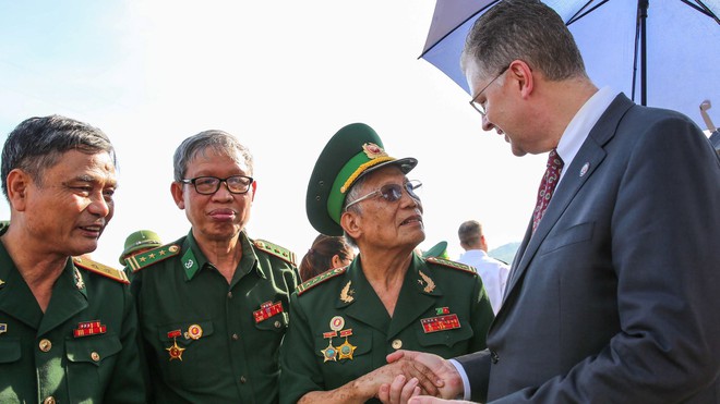 Đại sứ Mỹ Krittenbrink gặp gỡ các cựu chiến binh Việt Nam từng chiến đấu bảo vệ cầu Hàm Rồng (Thanh Hóa) /// Ảnh ĐSQ Mỹ