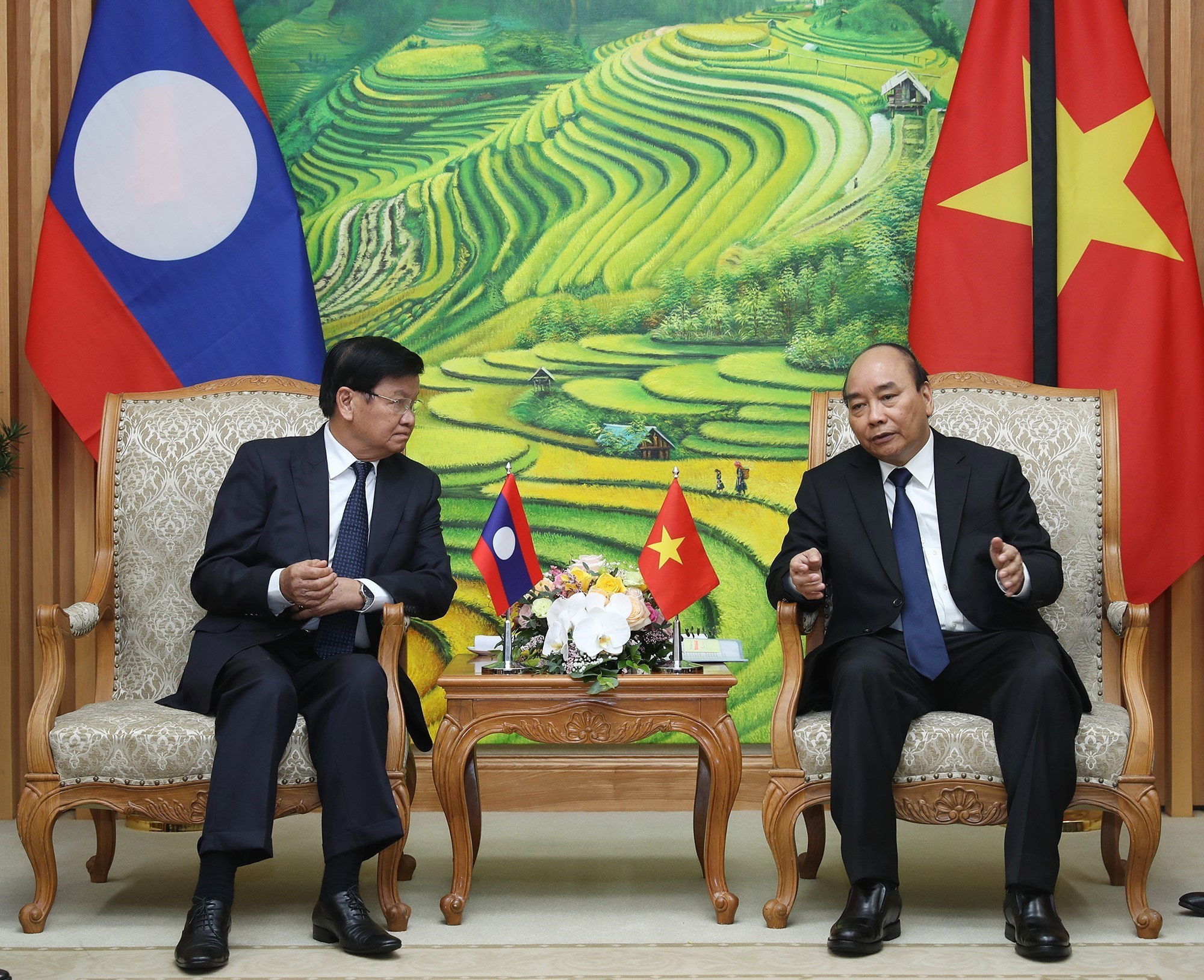 Thủ tướng Nguyễn Xuân Phúc tiếp Thủ tướng Lào Thongloun Sisoulith