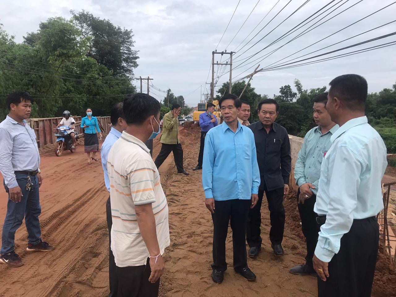 Đô trưởng thị sát tuyến đường hư hỏng nặng tại Vientiane