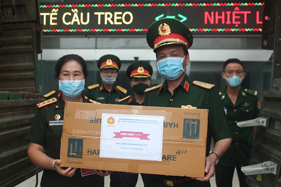 Quân khu 4 tặng gói vật tư, thiết bị y tế hơn 1 tỷ đồng giúp quân đội Lào phòng chống dịch