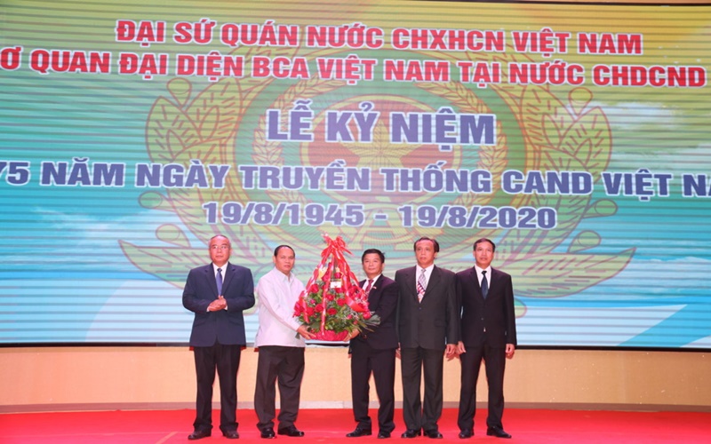 Kỷ niệm 75 năm Ngày truyền thống Công an nhân dân Việt Nam tại Lào