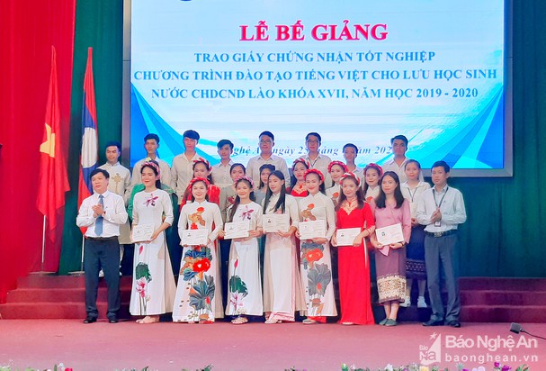 Trao Giấy chứng nhận tốt nghiệp tiếng Việt cho lưu học sinh Lào